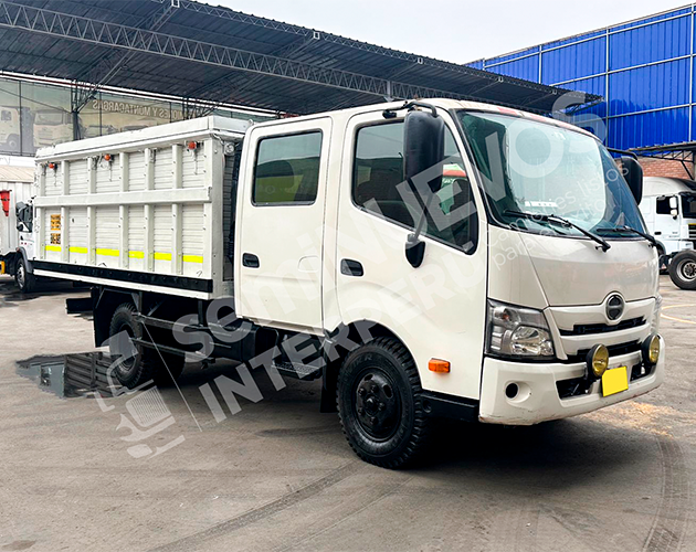 Camión baranda de madera Hino Dutro