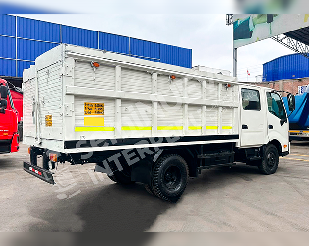Camión baranda de madera Hino Dutro